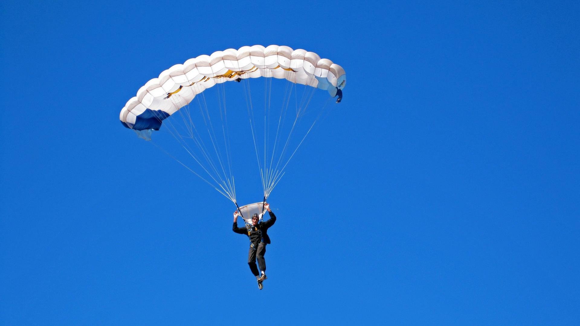 国王加冕夜,当草根逆袭粉碎豪门神话